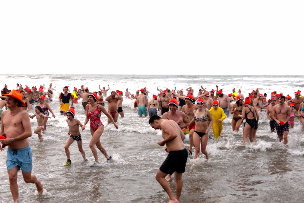 ../Images/Nieuwjaarsduik Nederzandt 2018 081.jpg
